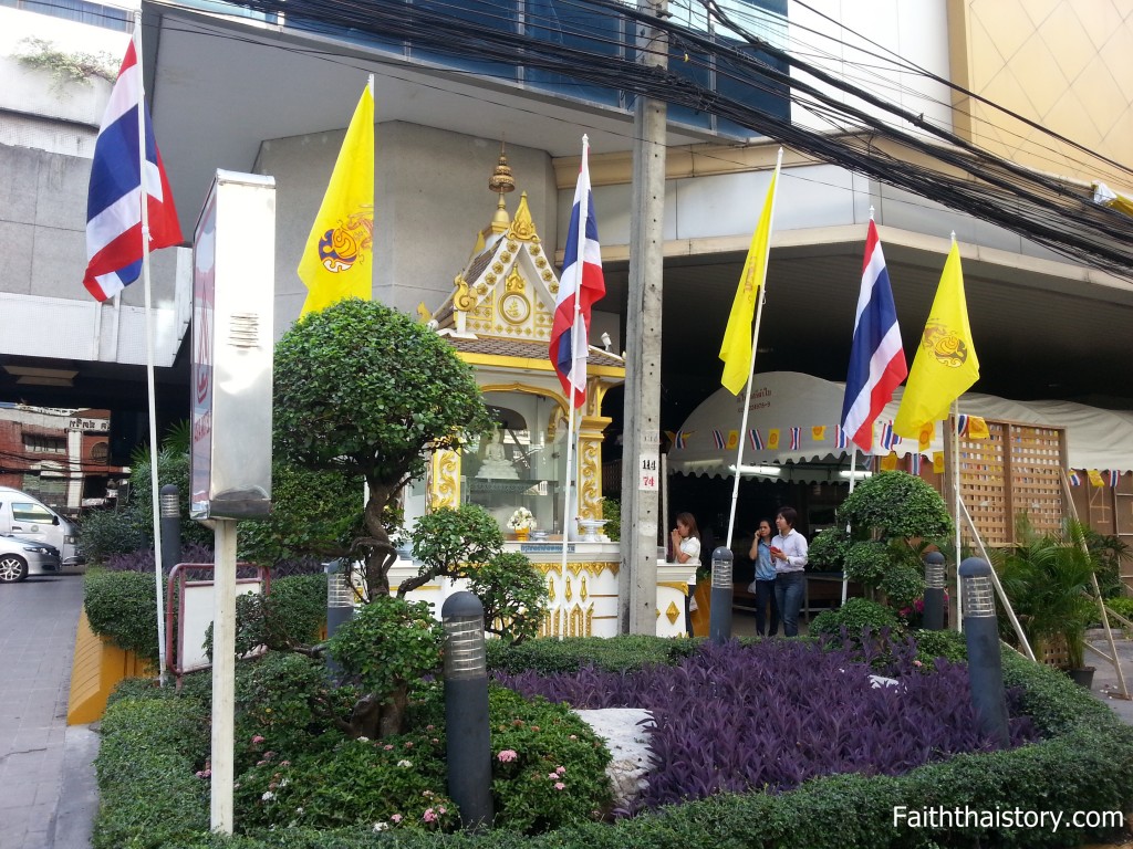 มณฑปประดิษฐานรอยพระพุทธบาท จัดสร้างไว้บรเวณสวนหย่อมหน้าโรงแรมเอเชีย