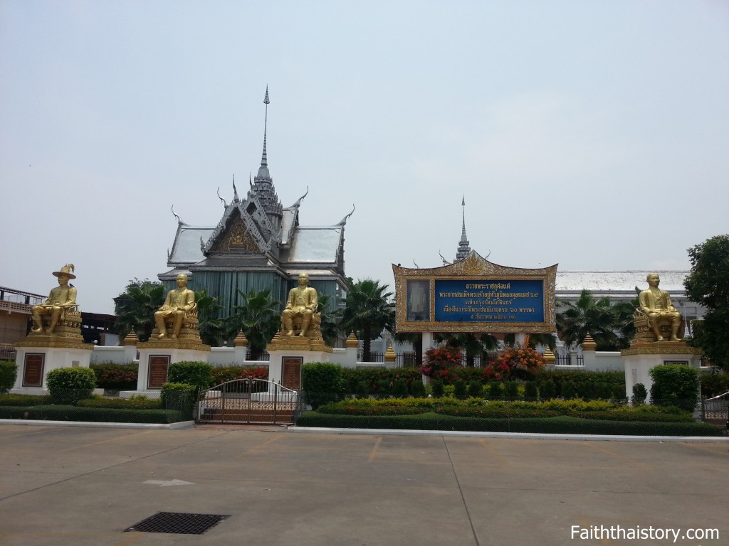 อนุสาวรีย์พระมหากษัตริย์ไทยด้านหน้าพระวิหารแก้วร้อยเมตร