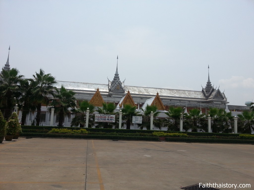 บริเวณด้านหน้าพระวิหารแก้วร้อยเมตร จะติดประกาศชัดเจนถึงช่วงเวลาเปิดให้เข้าชม ช่วงเช้า 09.00 - 11.45 น. ช่วงบ่าย 14.00 - 16.00 น.