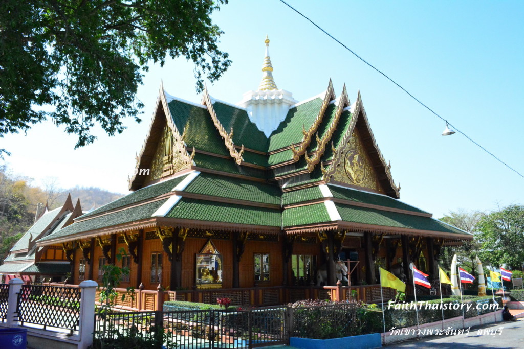 ศาลาไม้สักหลวงปู่ฟัก