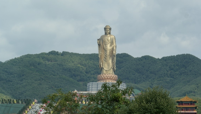 Zhongyuan Buddha ประเทศจีน เป็นพระพุทธรูปที่สูงที่สุดในโลก มีความสูง 128 เมตร image from : commons.wikimedia.org