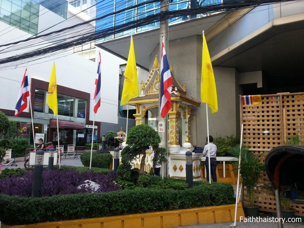รอยพระพุทธบาทมงคลธรรม ประดิษฐานในมณฑปที่ทางโรงแรมก่อสร้างขึ้น