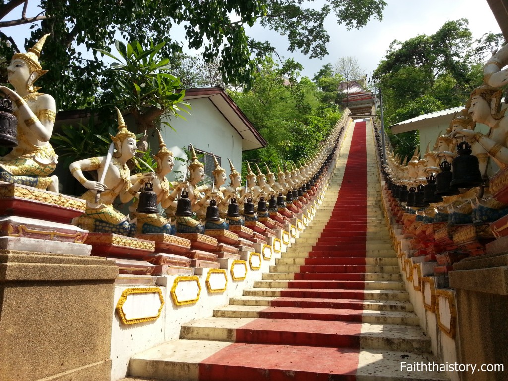 บันไดทางขึ้นพระอุโบสถ วัดพระบาทน้ำพุ