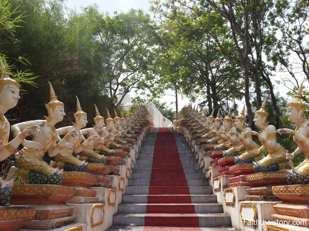 ทางเดินขึ้นไปกราบนมัสการพระปฐมพุทธประดิษฐานบารมี