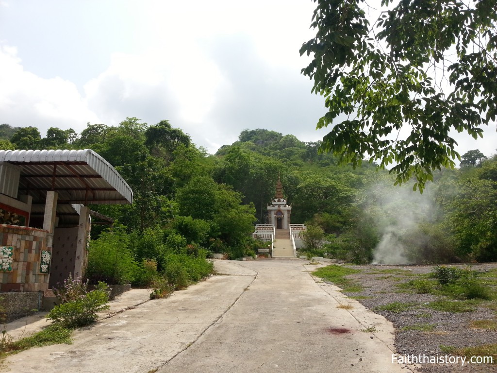 ทางเดินไปมณฑปที่ประดิษฐานรอยพระพุทธบาท