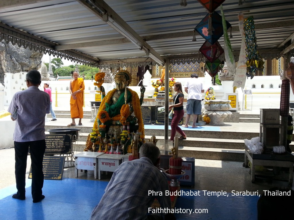 ศาลาหน้ามณฑปพระพุทธบาท ให้จุดธูปเทียนบูชาได้