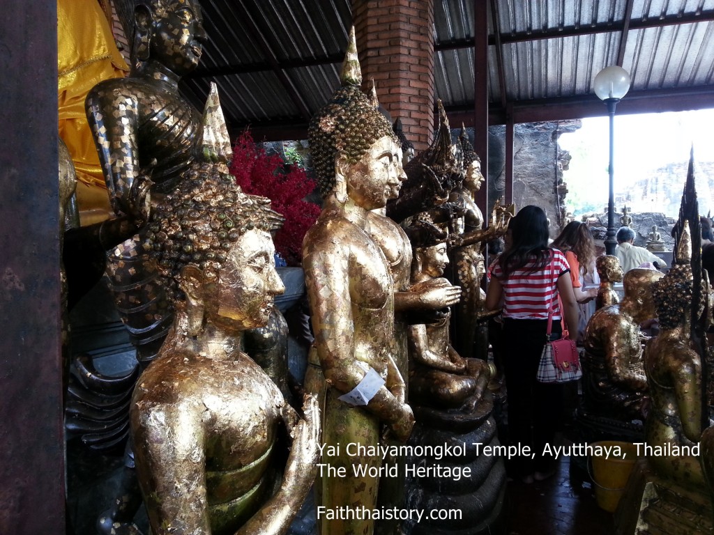 นักท่องเที่ยวได้ทำการปิดทองพระพุทธรูปด้านหน้าพระอุโบสถ