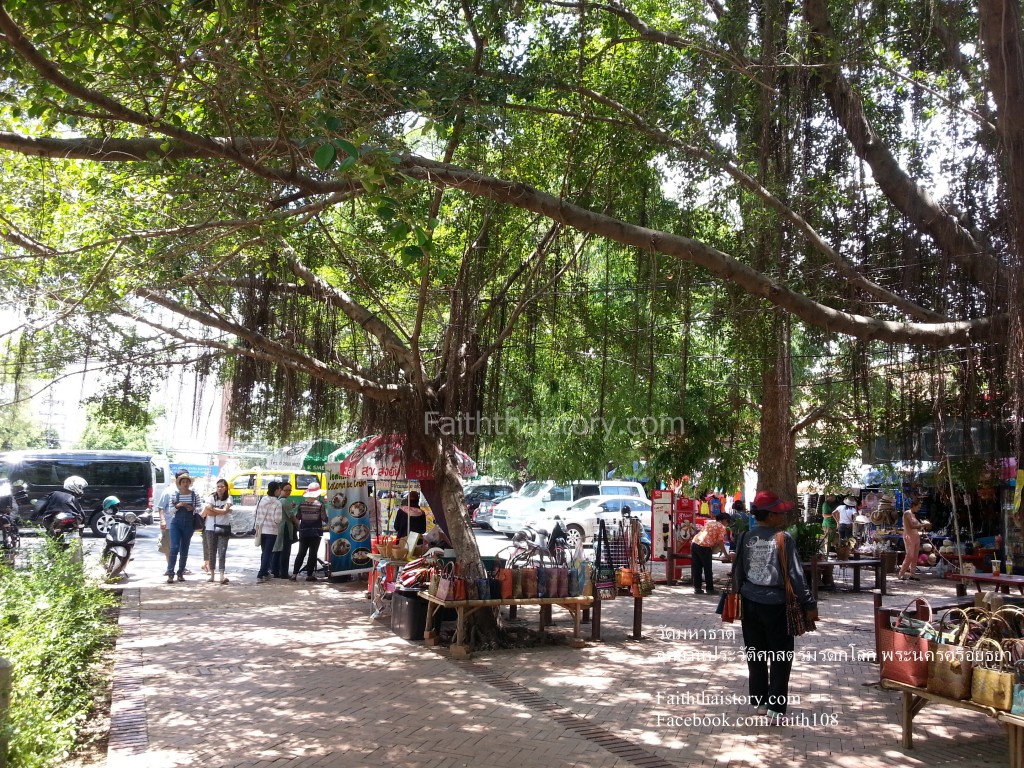 บริเวณทางเข้าจะมีร้านค้าจำหน่ายของที่ระลึกและเครื่องดื่ม