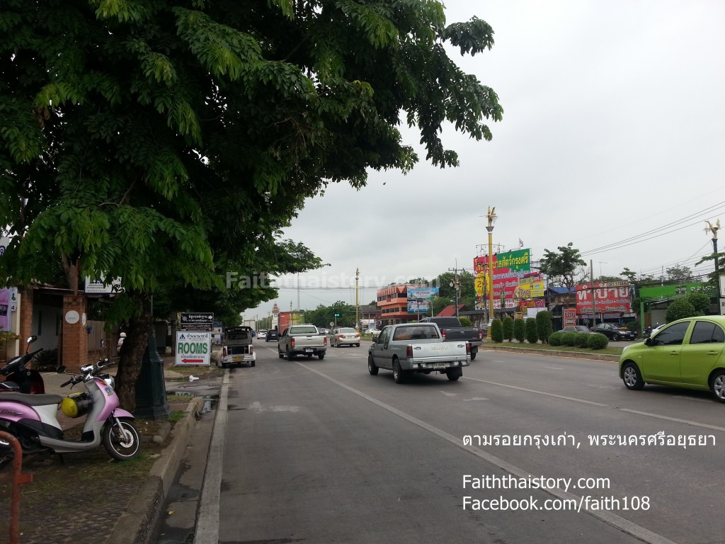 ลงจากสะพานปรีดี-ธำรง จะเจอสี่แยกไฟแดงด้านหน้าให้เลี้ยวขวา