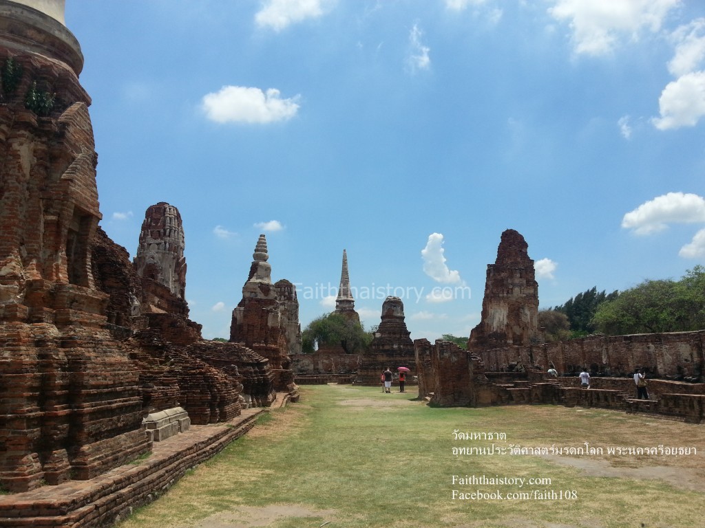 พื้นที่โดยรอบปรางค์ประธาน