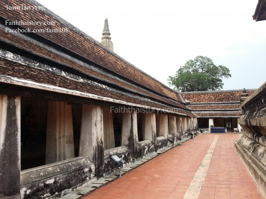 ระเบียงคดรอบๆ พระปรางค์ประธาน