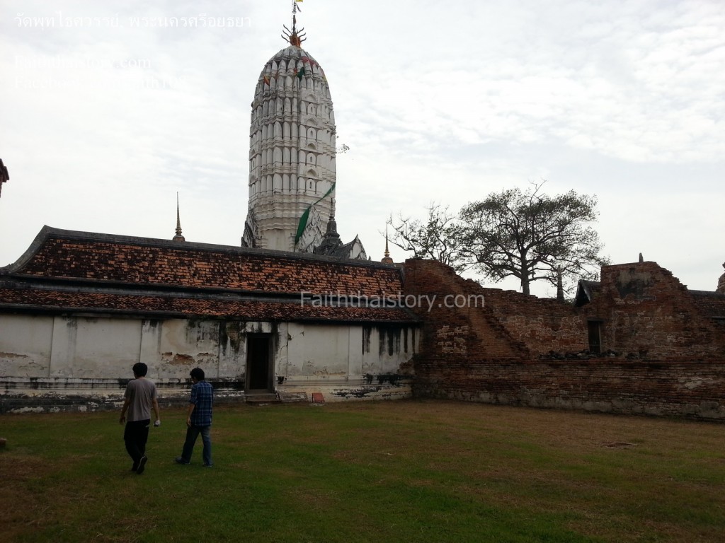 ภาพมองย้อนกลับไปยังองค์พระปรางค์ประธาน