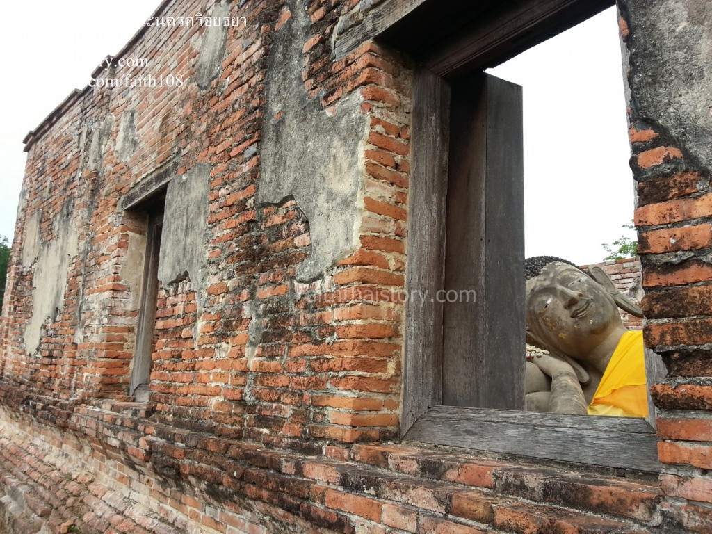 พระพุทธไสยาสน์ผ่านช่องหน้าต่างพระวิหาร