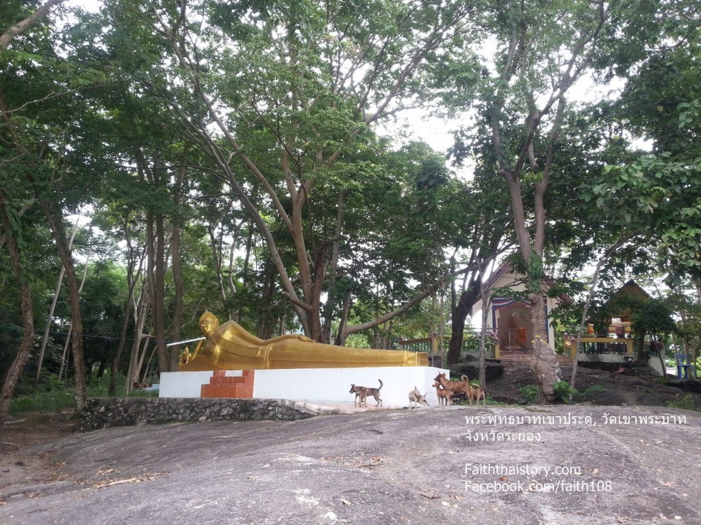 พระพุทธรูปปางไสยาสน์ ประดิษฐานถัดขึ้นไป
