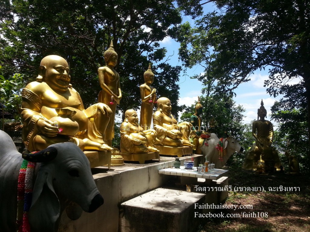 รูปปั้นบูชาด้านบนยอดเขา ที่วัดสุวรรณคีรี