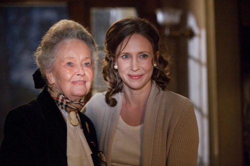 Lorraine Warren (ซ้าย) และ Vera Farmiga (ขวา) ผู้รับบทภาพยนตร์เป็นผู้มีญาณพิเศษ