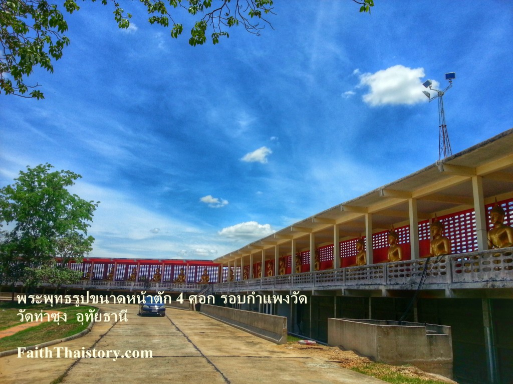 พระพุทธรูปขนาดหน้าตัก 4 ศอกรอบพื้นที่วัด