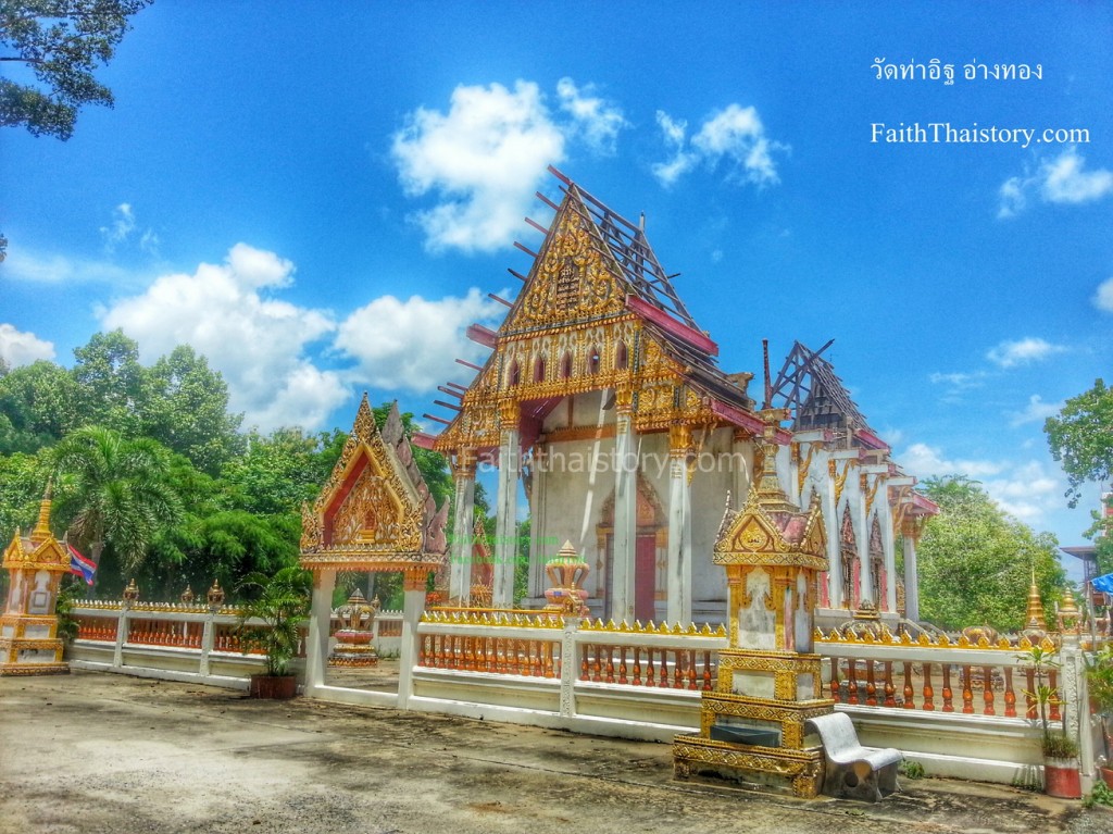 พระอุโบสถ อยู่ในระหว่างกำลังบูรณะใหม่ เพราะทรุดโทรมไปตามเวลา