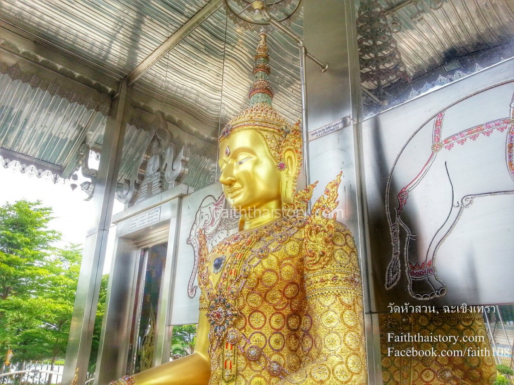 พระพุทธมหาลาภจำลอง ประดิษฐานด้านหลังของโบสถ์สแตนเลส