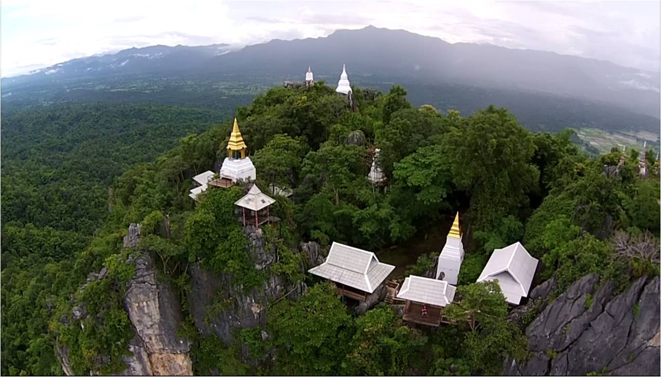 รวมรีวิวเที่ยว วัดเฉลิมพระเกียรติพระจอมเกล้าราชานุสรณ์ (วัดดอยพระบาทปู่ผาแดง)  จางเจียเจี้ยเมืองไทย ลำปาง | Faiththaistory.com
