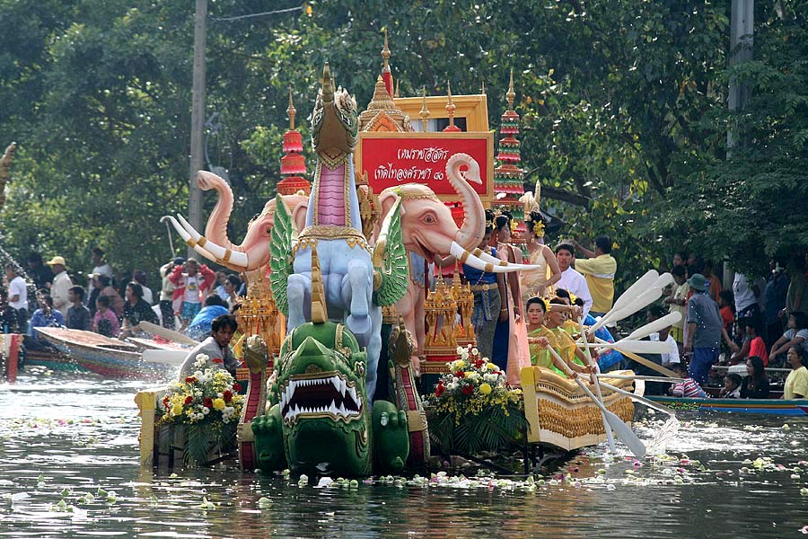 ประเพณีรับบัว โยนบัว 2