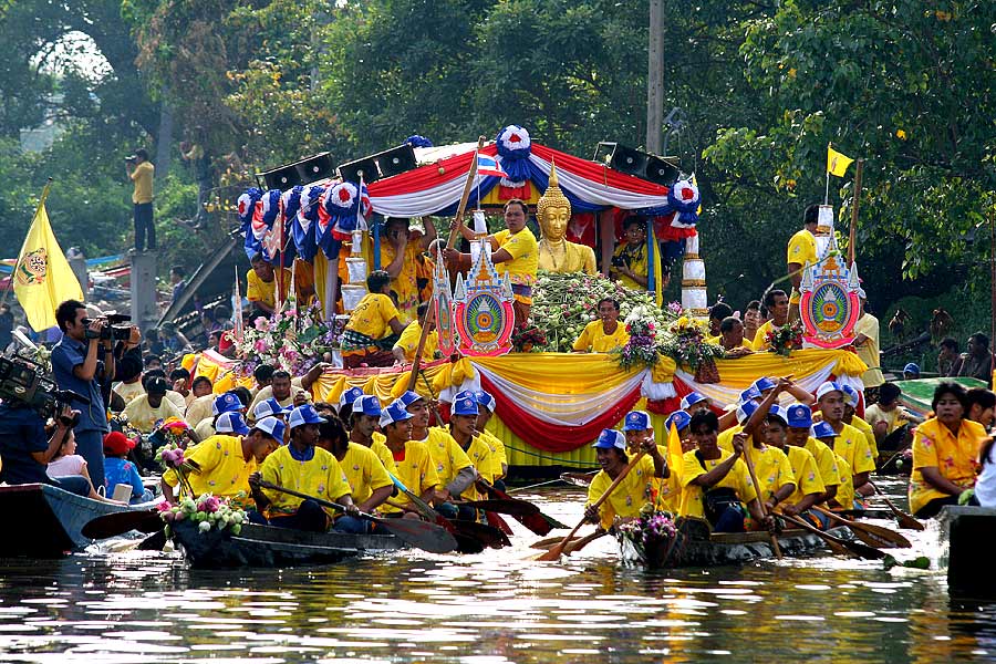 ประเพณีรับบัว โยนบัว