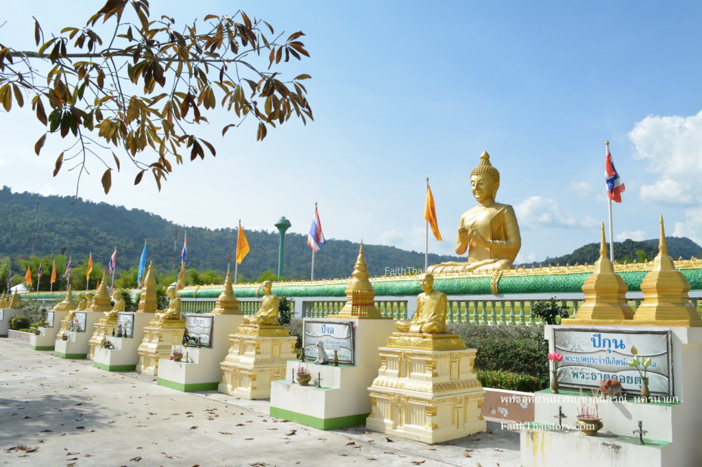 ด้านหน้าพระพุทธรูป เป็นพระธาตุเจดีย์ประจำวันเกิดจำลอง