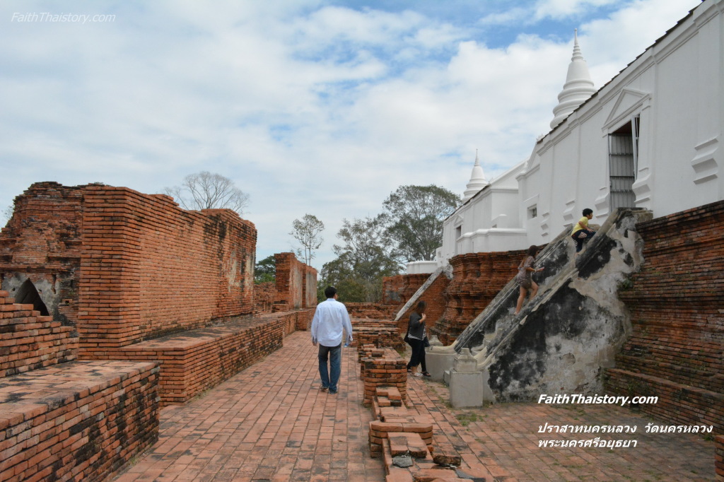 ทางขึ้นสู่มณฑปพระพุทธบาทสี่รอยจำลอง