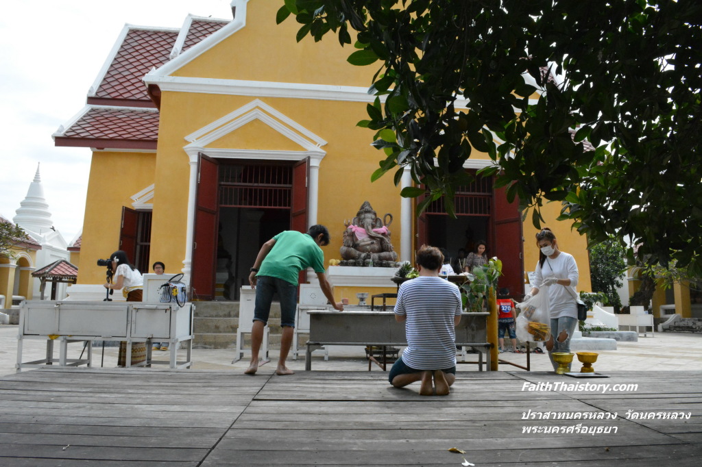 บริเวณด้านหน้าพระมณฑปพระพุทธบาทสี่รอย