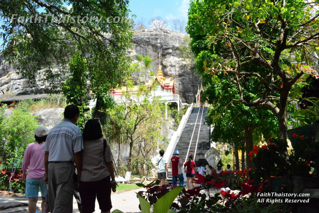 บันใดทางขึ้นนมัสการพระพุทธฉาย