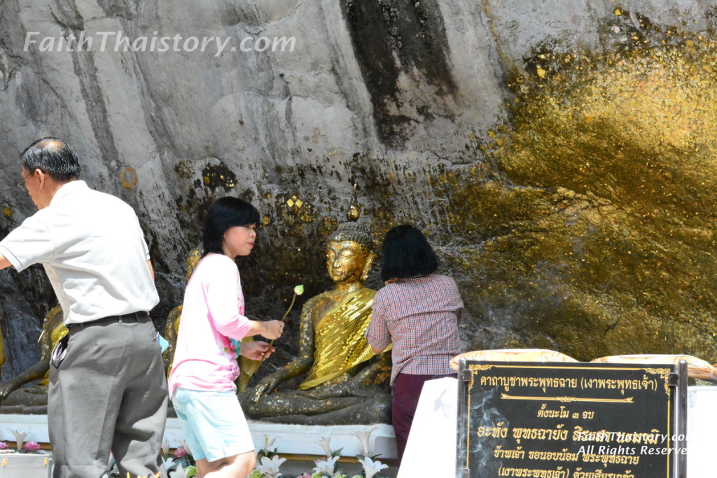 ผู้มีจิตศรัทธาปิดทองพระพุทธฉาย