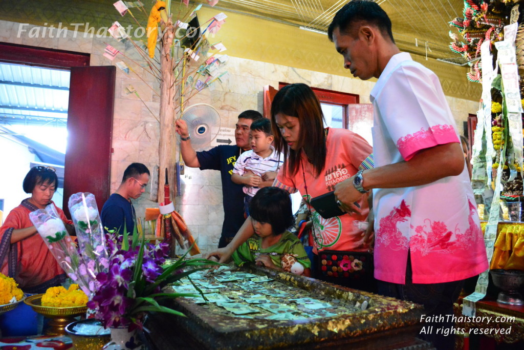 พระพุทธบาทจำลอง