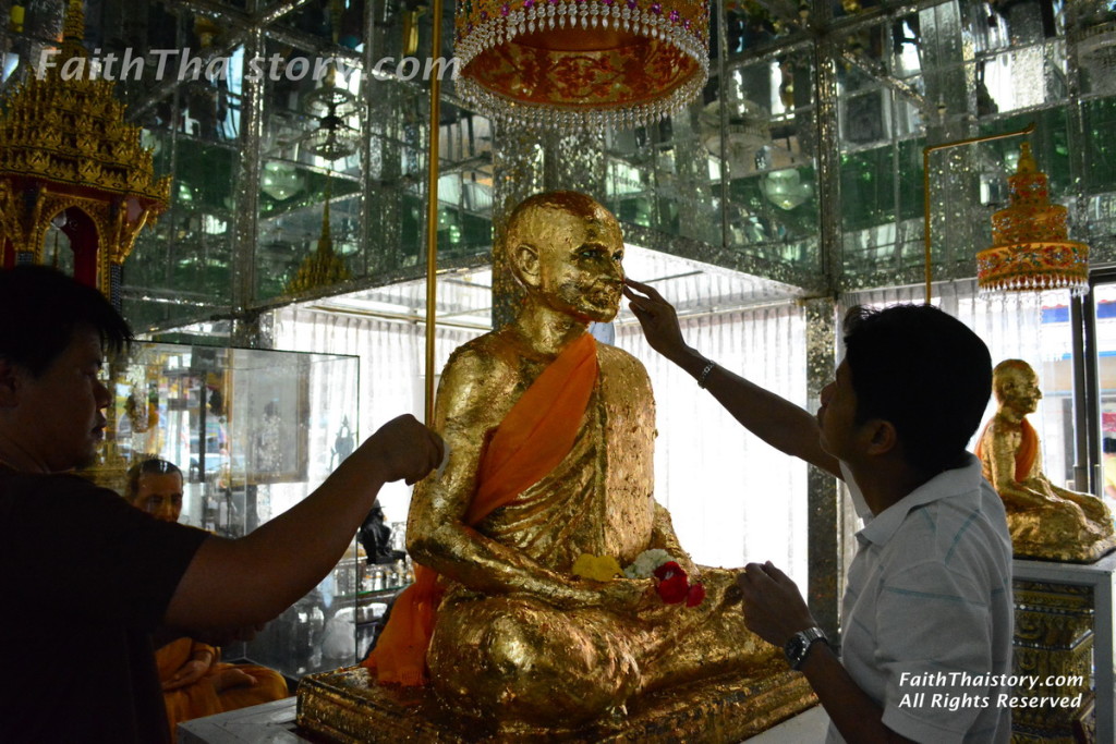 พุทธศาสนิกชนร่วมปิดทองบูชาหลวงพ่อปาน