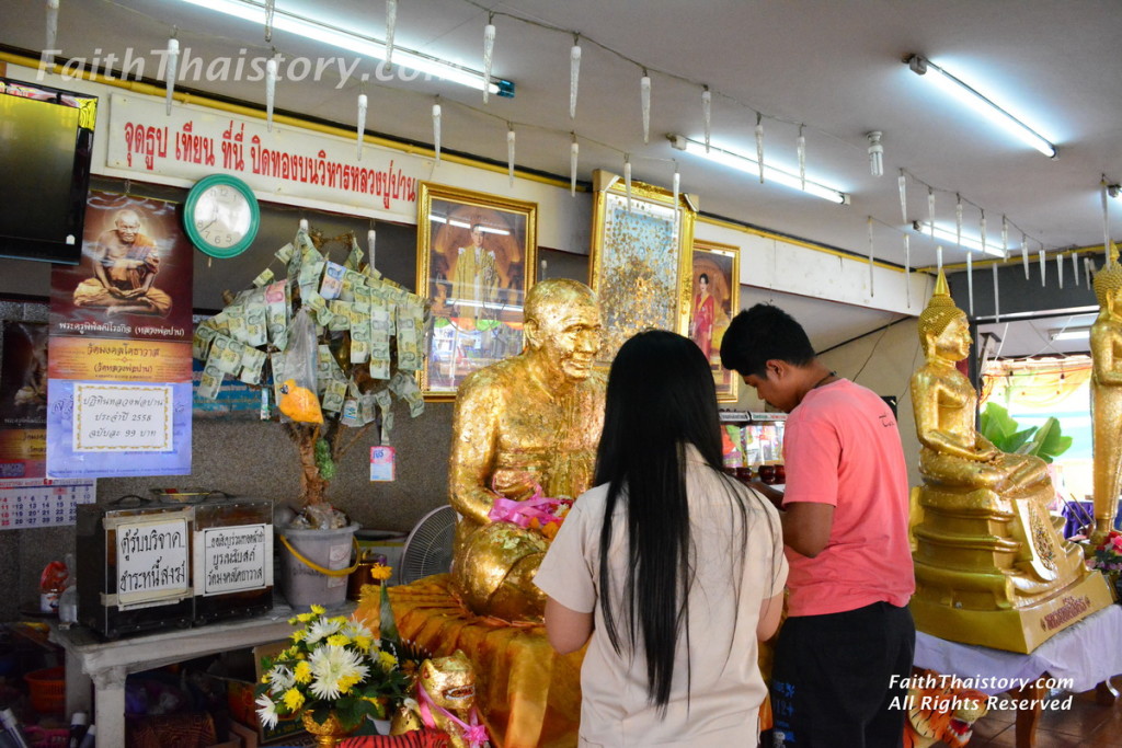 ผู้มีจิตศรัทธาปิดทองหลวงพ่อปาน