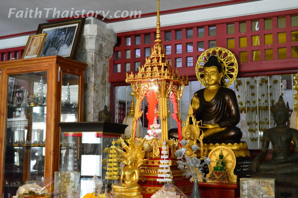 พระบรมสารีริกธาตุ ประดิษฐานไว้ที่ชั้นล่าง พระธุตังคเจดีย์