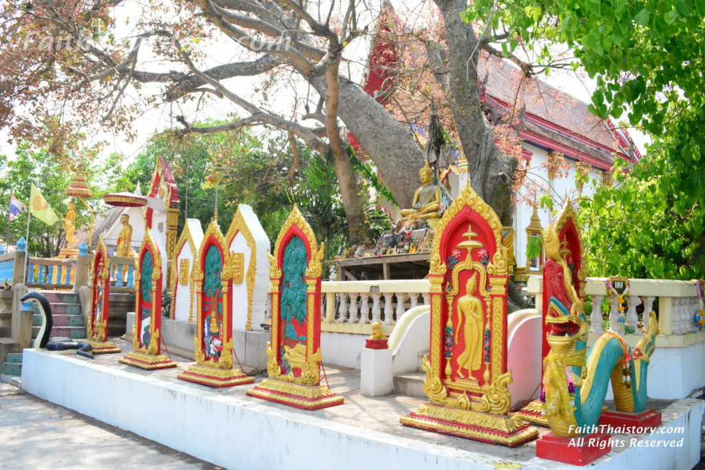 บริเวณด้านหน้าพระอุโบสถ