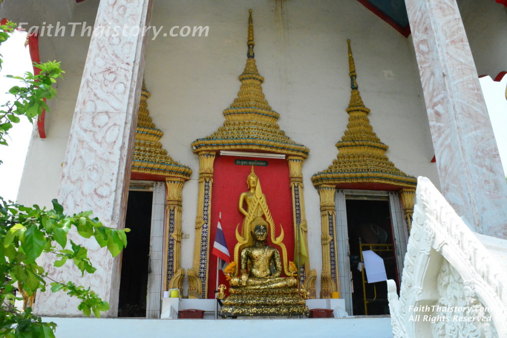 พระพุทธรูปทางเข้าพระอุโบสถ