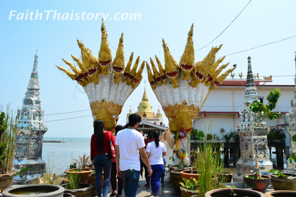 สะพานพญานาคสู่พระธาตุเจดีย์