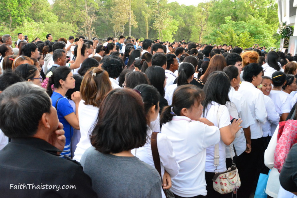 ผู้คนออกันอยู่หน้าประตูทางเข้าศูนย์ประชุม