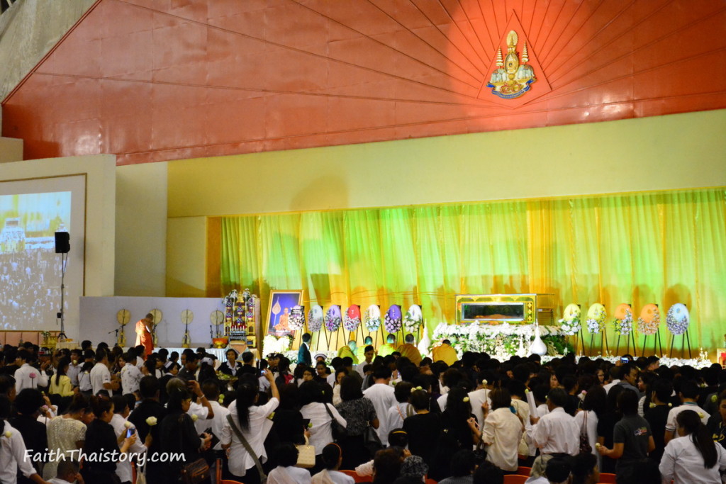 บรรยากาศผู้คนในศูนย์ประชุม