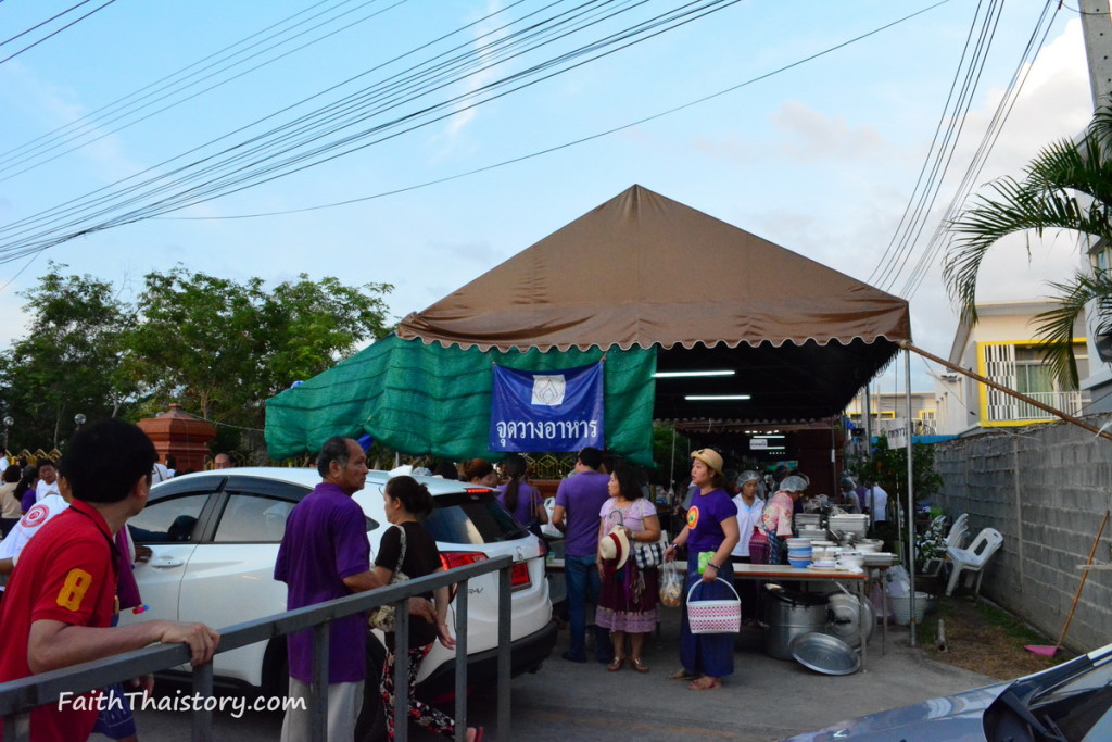 จุดรับอาหารคาวหวานเพื่อถวายภัตตาหารเช้า