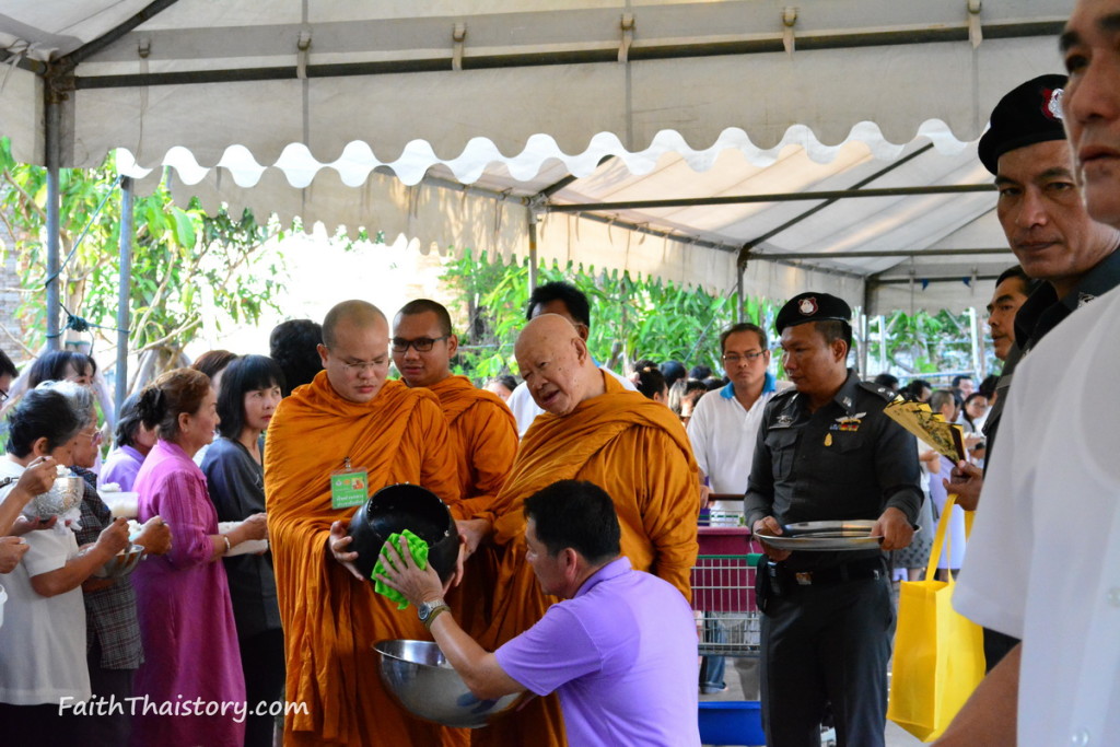 หลวงพ่อวิริยังค์เดินนำคณะลูกศิษย์ในการรับบิณฑบาตร