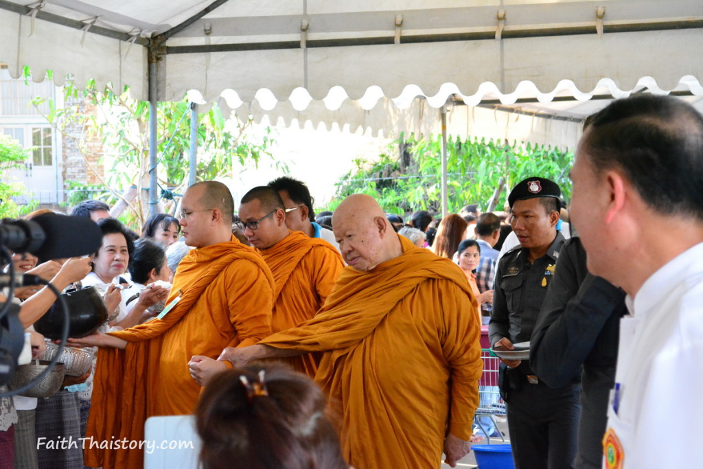 หลวงพ่อเดินรับบิณฑบาตร