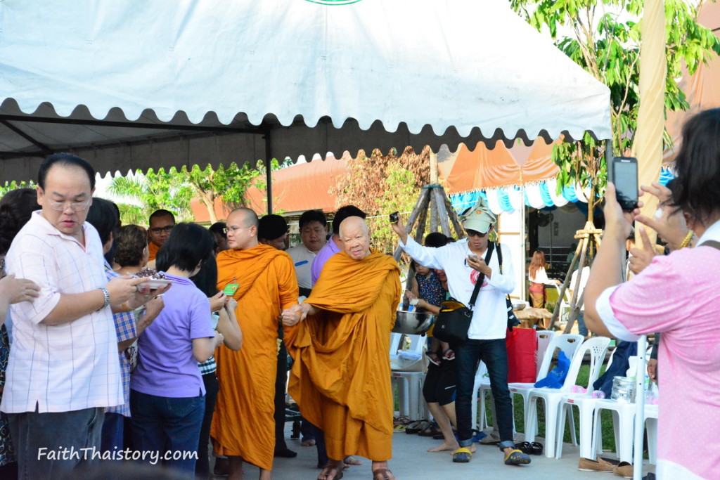 หลวงพ่อเดินรับบิณฑบาตร