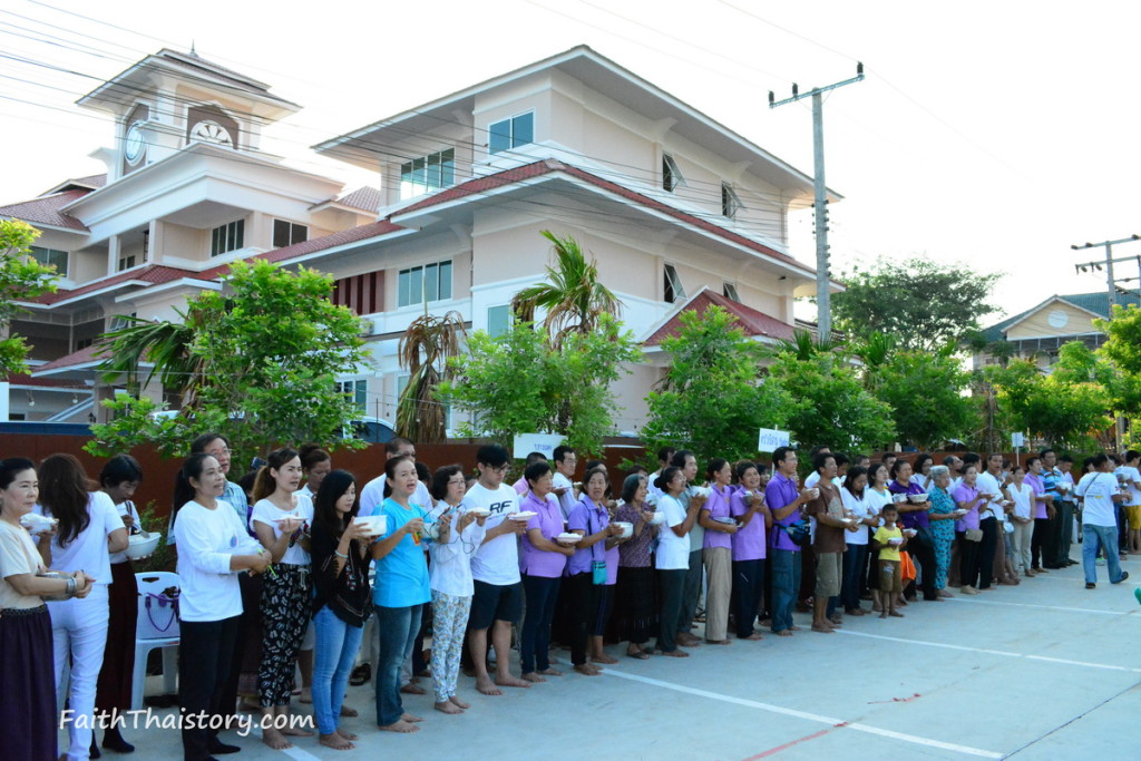 ผู้ที่มาร่วมตักบาตรต่างเปล่งวาจาพร้อมกันว่า "ขอให้หลวงพ่อสุขภาพแข็งแรง"