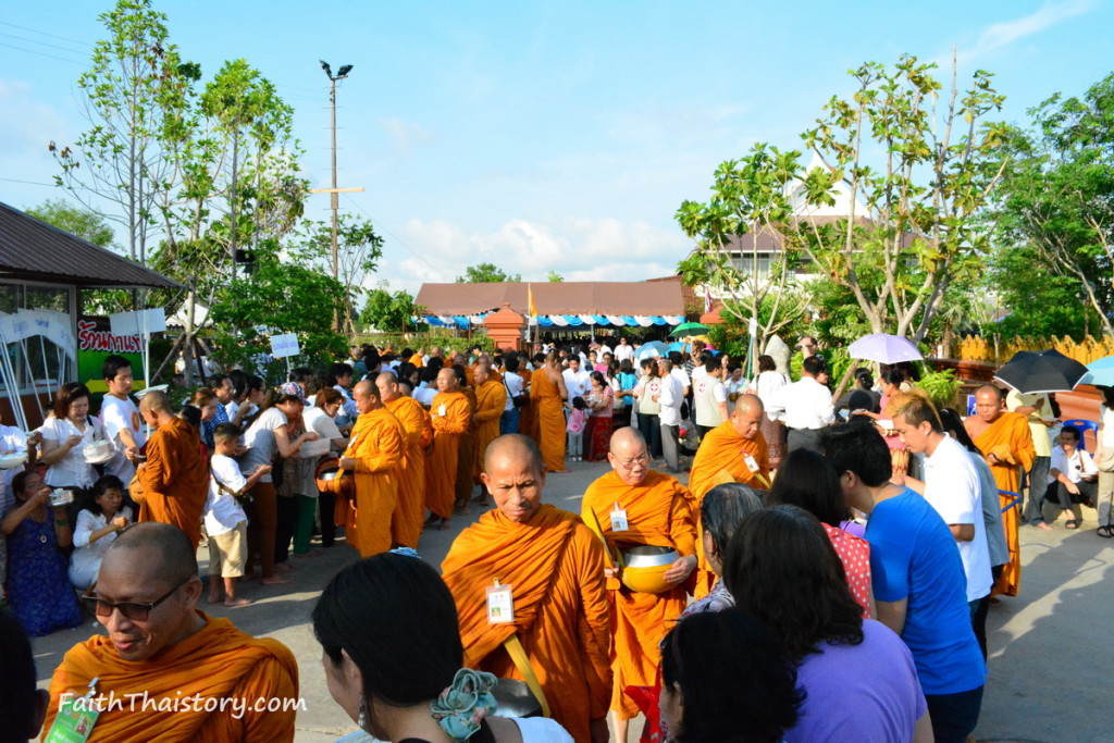 คณะสงฆ์ลูกศิษย์เดินรับบิณฑบาตร