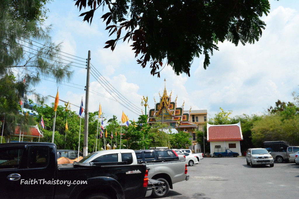 บริเวณลานจอดรถวัดบางพลีใหญ่กลาง