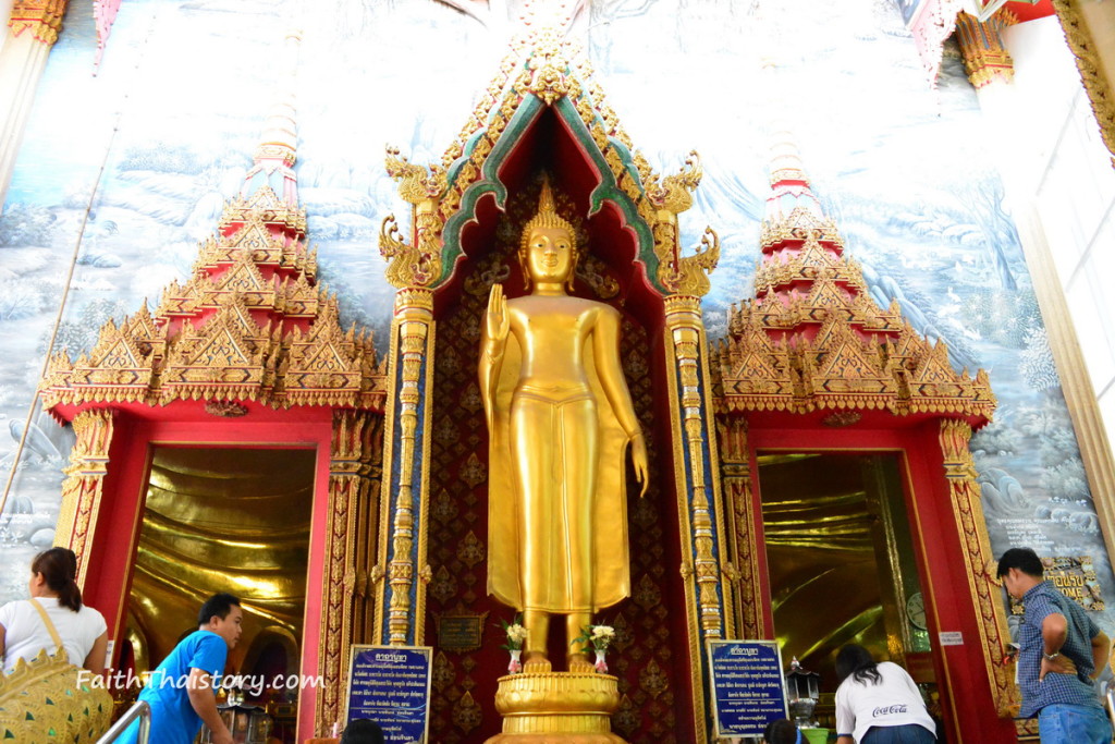 พระพุทธรูปปางประทานพร หน้ามหาวิหารพระนอน