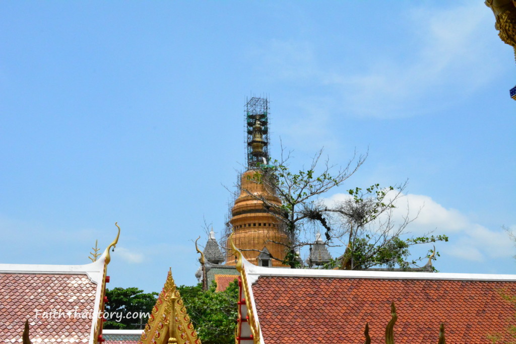 ภาพพระเจดีย์ใหญ่ที่กำลังก่อสร้าง มองมาจากพระอุโบสถ