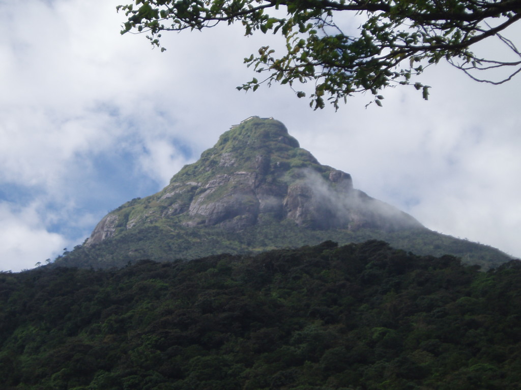 บนยอดเขาแห่งอดัม (Adam's Peak) ประดิษฐานรอยพระพุทธบาท